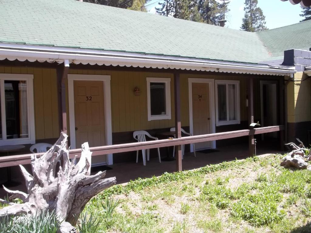 White Chief Mountain Lodge Fish Camp Esterno foto