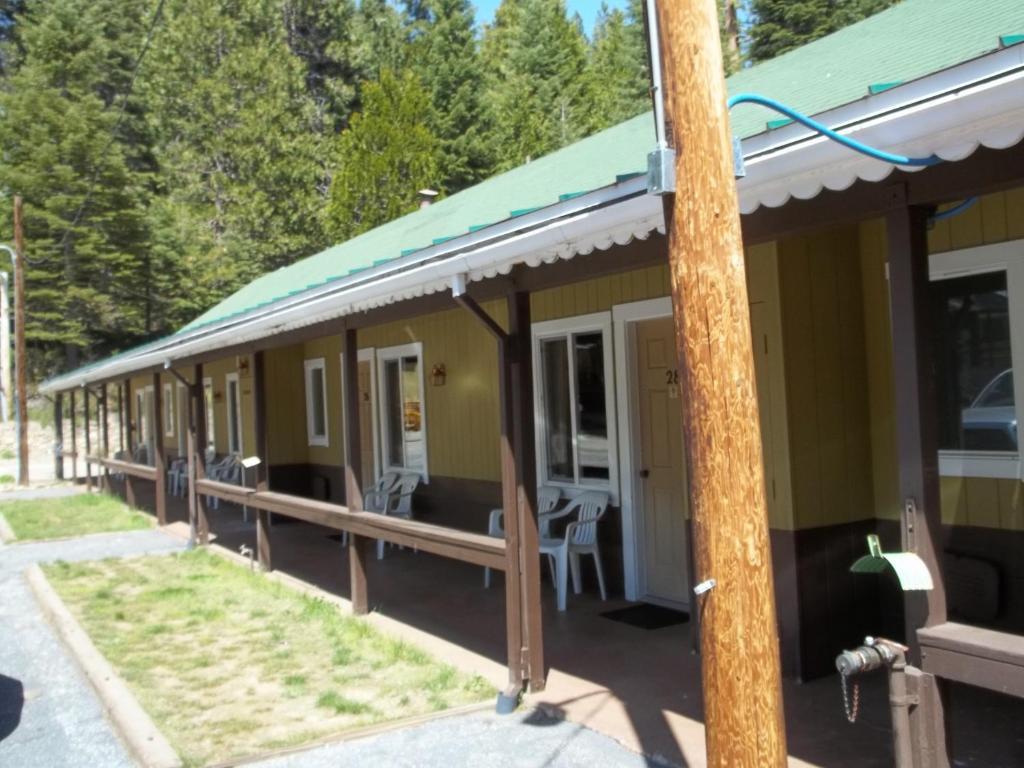 White Chief Mountain Lodge Fish Camp Esterno foto
