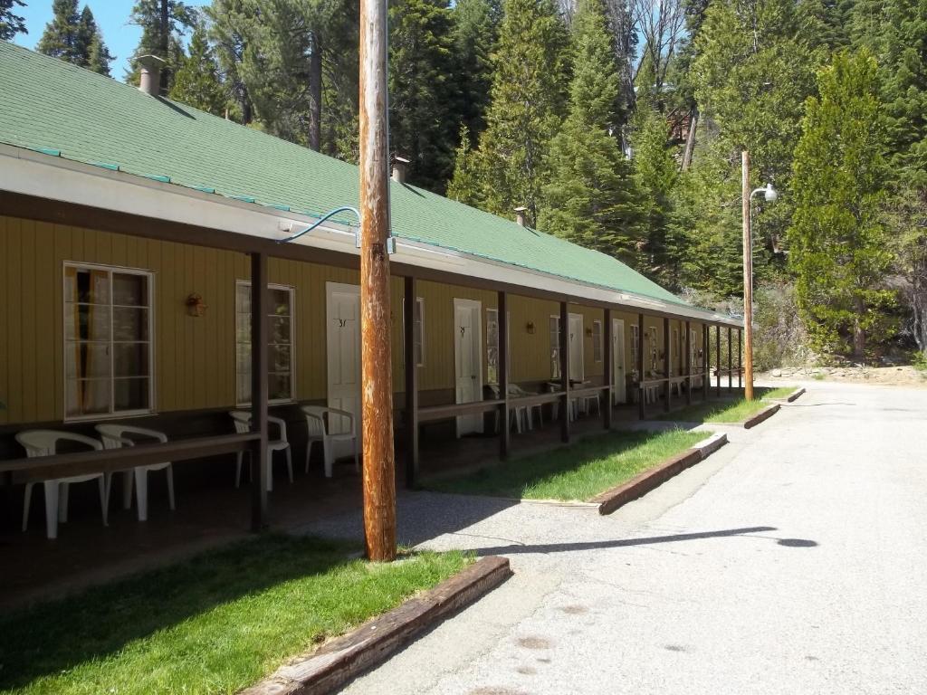 White Chief Mountain Lodge Fish Camp Esterno foto